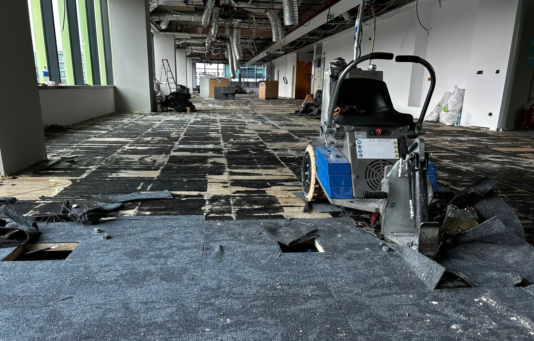 carpet-removal-office-spaces-bucharest