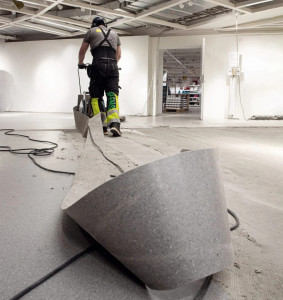 Decopertare linoleum si curatare adeziv pardoseala