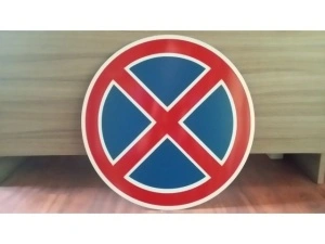 Veliki Znak za zabranjeno parkiranje i zaustavljanje