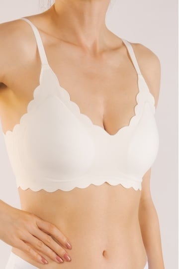 Sutien soft-touch MOIRA tip bustiera fara armatura, cupe buretate moi, din microfibra , ALB