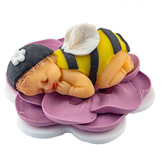 Bebe albinuta dormind pe o floare mov din pasta de zahar - Lumea