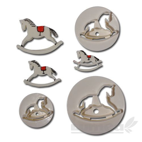 <p>Adăugați un farmec nostalgic și adorabil deserturilor cu acest <strong>set</strong> de 3 decupatoare Căluți de leagăn de la Lumea! Ideal pentru torturi de botez, baby shower, aniversări sau petreceri pentru copii, acest set vă ajută să creați căluți de