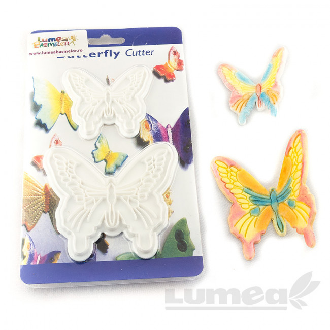 <p>Setul de decupatoare fluturași – Lumea este ideal pentru decoratori care doresc să adauge un aer delicat și poetic deserturilor. Cele două decupatoare, cu dimensiuni de 6,9 x 6,5 cm și 9,5 x 9 cm, permit realizarea unor fluturi eleganți din <strong>fon