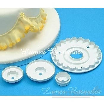 <p>Adăugați un plus de eleganță deserturilor cu acest <strong>set</strong> de 4 decupatoare Dantelă de la Lumea! Ideal pentru torturi de nuntă, aniversări sau evenimente speciale, acest set vă permite să creați borduri și modele inspirate din dantela clas