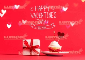 Снимка на ядлива захарна торта от Happy Valentine's Day модел с подарък и Briosa - Светът
