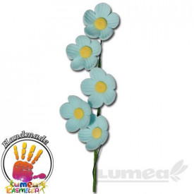Crenguta cu floricele bleu din pasta de zahar - Lumea