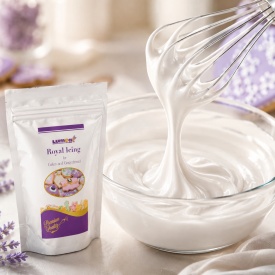 Prepararea mixului Lumea Royal Icing cu apă, tel și bol de cofetărie