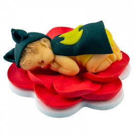 Bebe Batman dormind pe o floare rosie din pasta de zahar - Lumea