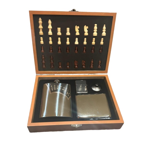 Set cadou pentru barbati,cutie si piese pentru Sah cu plosca, brichetara, tabachera si palnie