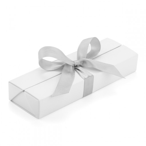 Подаръчна кутия за химикалка бяла със сребърна панделка