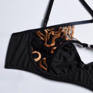Lenjerie intima sexy, set negru cu broderie aurie, sutien, chilot si accesoriu tale cu portjartiera #BB4378 - Img 10