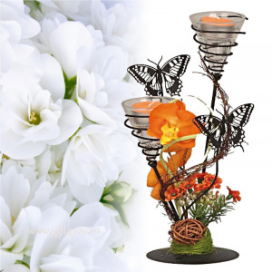 Aranjament floral oranj de primavara cu fluturi pe suport de lumanari metalic 27x13 cm