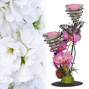 Aranjament floral mov de primavara cu fluturi pe suport de lumanari metalic 27x13 cm