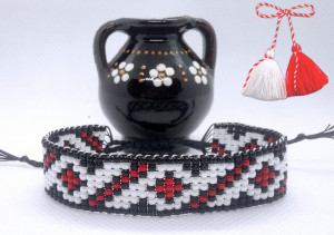 Bratara din margele tesute manual - motiv traditional geometric negru si rosu