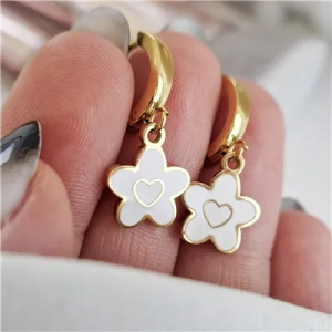 Cercei cerc mic floare alba cu inimioara Placati cu Aur 14K - Img 2