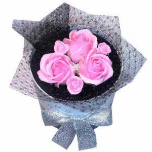 Aranjament trandafiri de sapun roz si miniroze, cu funda organza argintie si piatra decor swarowski