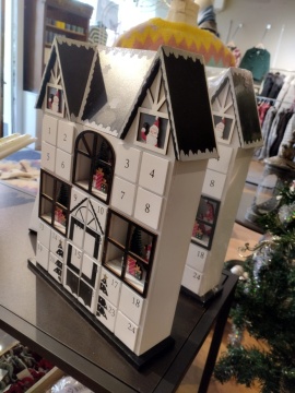 Casuta Calendar Advent din lemn cu lumini 37 cm - Img 9