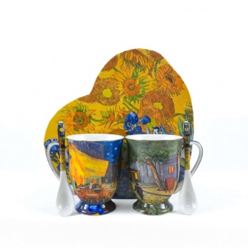 Set cadou 2 Cani picturi Van Gogh -Terasa cafenelei - 280 ml cu Lingurite in cutie Inima