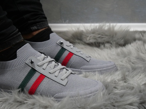Adidași bărbătești gri din pânză, cu dungi tricolore și design modern
