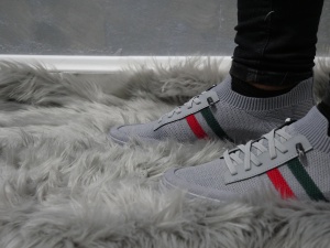 Adidași bărbătești gri din pânză, cu dungi tricolore și design modern - Img 3