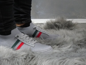 Adidași bărbătești gri din pânză, cu dungi tricolore și design modern - Img 4