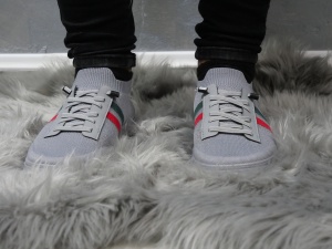 Adidași bărbătești gri din pânză, cu dungi tricolore și design modern - Img 2