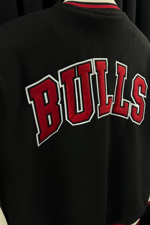 Jacheta BULLS Logo Brodat Groasa Negru - 4 | YEO