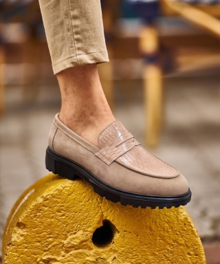 Mocasini bej deschis din piele neagră cu talpa neagră - SKIN