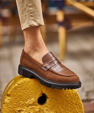 Mocasini maro deschis din piele neagră cu talpa neagră - SKIN
