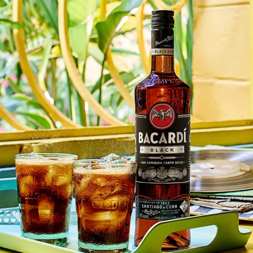 Bacardi・Rum・Black（古酒） Bacardi Carta Negra 0.7L