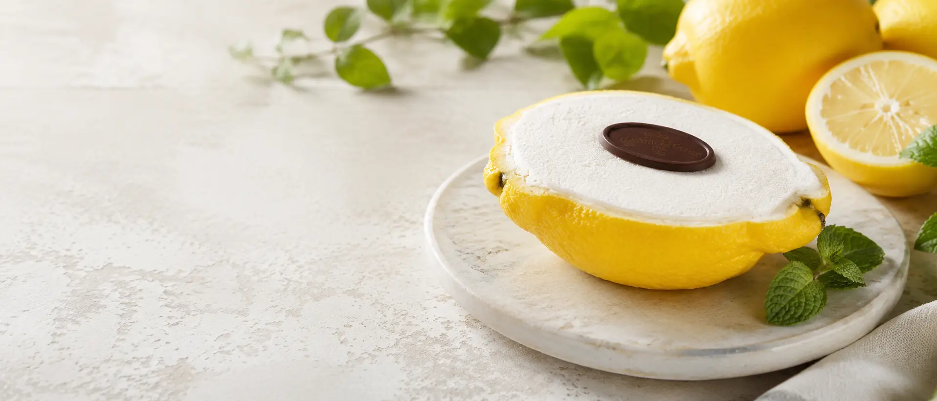 Înghețată de lămâie, gelato sau sorbet? Desertul italian servit în coaja fructului