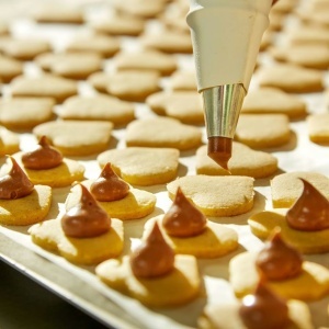 Biscuiti inimioare Sweethearts cu cremă de nougat și ciocolată cu lapte, Peters 100g - Img 4