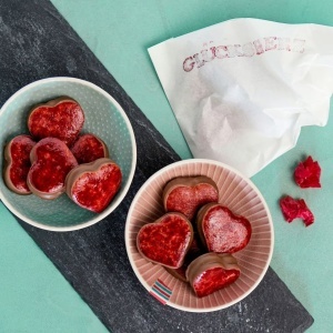 Biscuiti inimioare Sweethearts cu cremă de nougat și ciocolată cu lapte, Peters 100g - Img 2