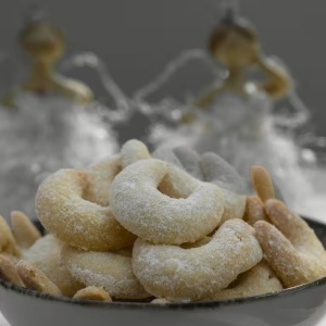 Cornulete artizanale cu vanilie si migdale Peters 100g - Img 2