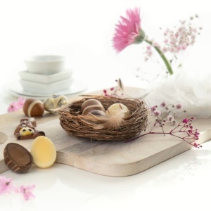 Oua de ciocolata cu figurina iepuras Mini Eggs Pink Peters 110g - Img 3