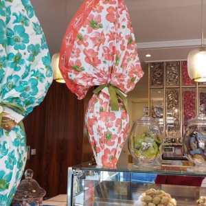 Oua de Ciocolată cu lapte, cu surprize Flora, fara gluten, Condorelli 1200g - Img 3