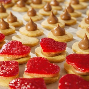 Biscuiti inimioare Sweethearts cu cremă de nougat și ciocolată cu lapte, Peters 100g - Img 5