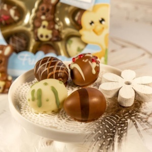 Oua de ciocolata cu figurina iepuras Mini Eggs Blue Peters 110g - Img 3