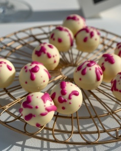 Praline artizanale Pink Champagne si ciocolata alba Peters 62g - Img 4