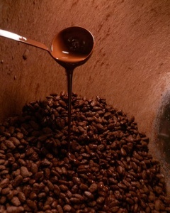 Migdale caramelizate in ciocolata Peters 150g - Img 3