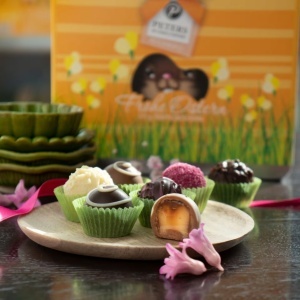 Praline de ciocolata cutie metalica Orange Bunny Peters 175g - Img 2