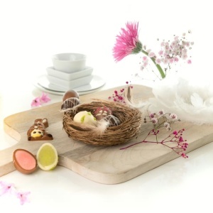 Oua de ciocolata cu figurina iepuras Mini Eggs Blue Peters 110g - Img 4