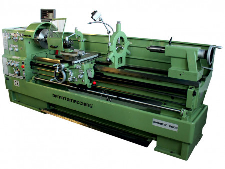 Strung Profesional Dynamic 2000 DRO de Damatomacchine, cu distanta intre varfuri de 2000 mm, afisaj digital, sistem de racire, diametru maxim de lucru pe banc 560 mm,12 viteze si motor trifazat de 10 Hp