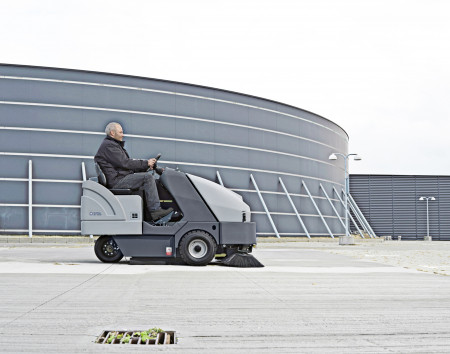 Masina de maturat condusa, profesionala Nilfisk SWEEPER SR 1601 LPG3 MAXI