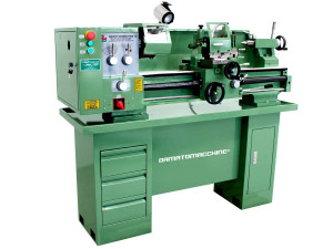 Strung universal pentru metal Multitech 800 de Damatomacchine, cu distanţa între vârfuri de 800 mm, diametrul maxim al piesei de prelucrat pe banc 320 mm, motor de 1500 W