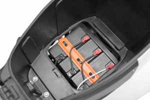 Scuter electric HECHT Equis White, acumulator 72 V, 20 Ah, motor 3000W, viteza maxima de 45 km/h, autonomie 65 km - Img 5