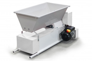 Zdrobitor-Desciorchinator B-vitis Pro.e cu motor 0.75Kw, cuva 850×480 vopsita, Ø96×220mm