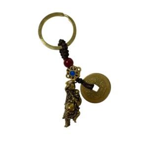 Breloc amuleta Feng Shui din metal cu Buddha cu sceptrul puterii si piersica si monede