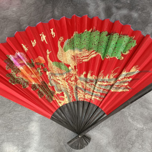 Evantai mare perete Feng Shui rosu cu pauni si flori rama neagra 90 cm x 160 cm