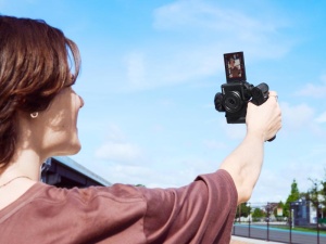 SONY Compact dedicata pentru vlogging ZV-1F 20.1MP, 7.6mm, F2 ISO 125-12.800, 1/32.000s, 4K @30fps, SD/SDXD/SDHC/x1 Micro-HDMI/x1 USB-C, Rafala 3.5-16cps, WiFi/Bluetooth, Senzor CMOS Exmor RS 1" - Img 9